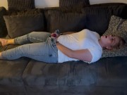 Selbstbefriedigung masturbieren Jeans auf dem Sofa multiple Orgasmen komme zweimal klitoris reiben 10/16