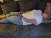 Selbstbefriedigung masturbieren Jeans auf dem Sofa multiple Orgasmen komme zweimal klitoris reiben 12/16