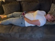 Selbstbefriedigung masturbieren Jeans auf dem Sofa multiple Orgasmen komme zweimal klitoris reiben 13/16