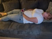 Selbstbefriedigung masturbieren Jeans auf dem Sofa multiple Orgasmen komme zweimal klitoris reiben 14/16