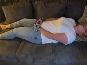 Selbstbefriedigung masturbieren Jeans auf dem Sofa multiple Orgasmen komme zweimal klitoris reiben 15/16