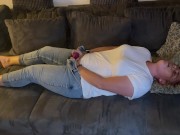 Selbstbefriedigung masturbieren Jeans auf dem Sofa multiple Orgasmen komme zweimal klitoris reiben 16/16