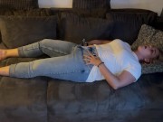 Selbstbefriedigung masturbieren Jeans auf dem Sofa multiple Orgasmen komme zweimal klitoris reiben 3/16
