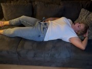 Selbstbefriedigung masturbieren Jeans auf dem Sofa multiple Orgasmen komme zweimal klitoris reiben 5/16