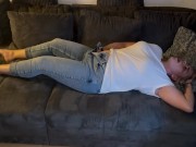 Selbstbefriedigung masturbieren Jeans auf dem Sofa multiple Orgasmen komme zweimal klitoris reiben 7/16