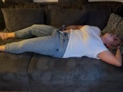 Selbstbefriedigung masturbieren Jeans auf dem Sofa multiple Orgasmen komme zweimal klitoris reiben 8/16