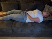 Selbstbefriedigung masturbieren Jeans auf dem Sofa multiple Orgasmen komme zweimal klitoris reiben 9/16