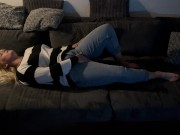 Selbstbefriedigung multiple orgasmen auf Sofa komme zwei mal intensive orgasmen satisfyer fingern 1/16