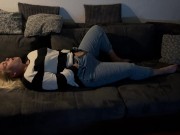 Selbstbefriedigung multiple orgasmen auf Sofa komme zwei mal intensive orgasmen satisfyer fingern 12/16