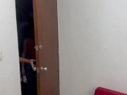 Dos hermanastros calientes follan en el patio de la casa de sus padrastros. 10/16