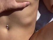 Je baise sur le capot de la voiture au bord de la route 5/16