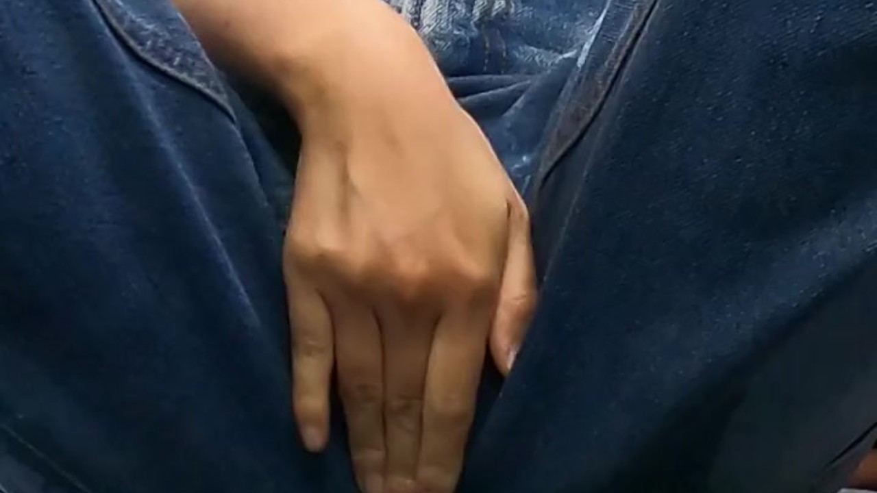巨乳JKがジーンズでおしがまおもらしオナニー - 無料セックスビデオ - RedTube