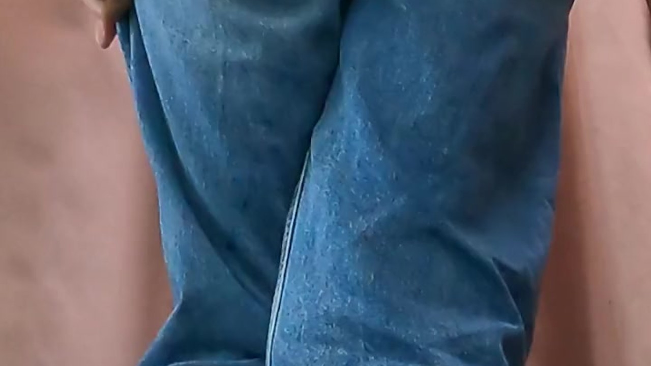 巨乳JKがジーンズでおしがまおもらしオナニー - 無料セックスビデオ - RedTube
