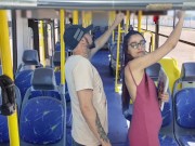 Estudante sobe no ônibus e por estranho em público! 2/16