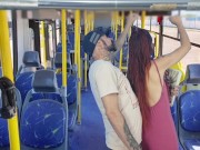 Estudante sobe no ônibus e por estranho em público! 3/16