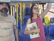Estudante sobe no ônibus e por estranho em público! 6/16