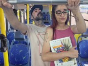 Estudante sobe no ônibus e por estranho em público! 7/16