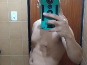 Me acaricio en el baño de mi amiga 14/16