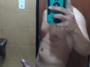 Me acaricio en el baño de mi amiga 3/16