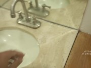 Andaba tan caliente que provoco al plomero para cogérmelo 2/16