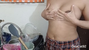 Me gusta lavar los platos sucios desnuda