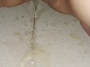 Girl pisses in tub 2/16