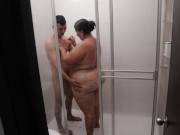 chica depilando a un cliente de polla grande en la ducha  pervertida 13/16