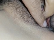 Estímulo su clitoris con mi glande y le meto solo la puntita para dejarla con las ganas 6/16