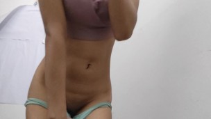 Bela gata fitness: seios pressionando e buceta molhada