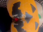 Le chupo la polla rico al vecino y termina partiendome la calabaza en halloween 1/16