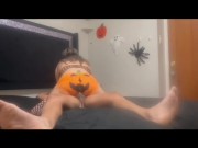 Le chupo la polla rico al vecino y termina partiendome la calabaza en halloween 9/16