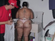 milf  se folla a su hijastro en la zona de ropas con mucha leche en las tetas 2/16