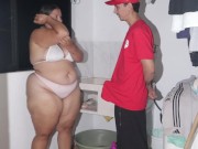 milf  se folla a su hijastro en la zona de ropas con mucha leche en las tetas 5/16