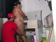 hijastro y madrastra follan en la zona de ropas cuando su papa no esta en casa 3/16