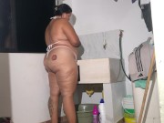 hijastro y madrastra follan en la zona de ropas cuando su papa no esta en casa 4/16