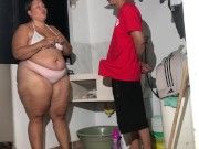 hijastro y madrastra follan en la zona de ropas cuando su papa no esta en casa 5/16