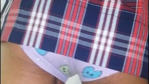 inocente colegiala caliente, quiere ser follada en cuatro, se corre sus bragas y se masturba