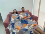 Mi hermanastra y yo follamos bajo las cobijas hasta corrernos juntos, sin que nadie se entere. 3/16