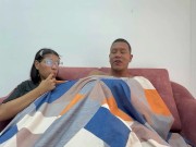 Mi hermanastra y yo follamos bajo las cobijas hasta corrernos juntos, sin que nadie se entere. 5/16