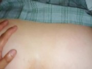 SORPRENDO A MI HERMANASTRA NALGONA JUGANDO CON SU DILDO Y DECIDO DARLE UNA MANO! 11/16
