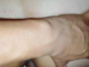 SORPRENDO A MI HERMANASTRA NALGONA JUGANDO CON SU DILDO Y DECIDO DARLE UNA MANO! 12/16