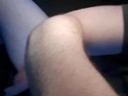 Молодой фитнес парень дрочит свой большой член в машине на парковке. Заметили прохожие!!! 6/16