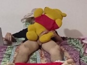 Me vengo en chorros de semen follandome a Winnie the pooh 6/16