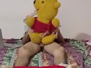 Me vengo en chorros de semen follandome a Winnie the pooh 8/16