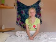 Ersties - Anna M streichelt ihre großen Brüste und masturbiert sinnlich 9/16