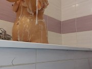 Une brune sexy et chaude prend un bain moussant. Femme amateur chatte poilue, gros seins, gros téton 1/16