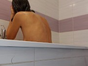 Une brune sexy et chaude prend un bain moussant. Femme amateur chatte poilue, gros seins, gros téton 4/16
