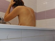 Une brune sexy et chaude prend un bain moussant. Femme amateur chatte poilue, gros seins, gros téton 5/16