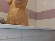 Une brune sexy et chaude prend un bain moussant. Femme amateur chatte poilue, gros seins, gros téton 9/16