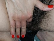 Une femme amateur met ses doigts dans sa chatte. Chatte brune sexy, gros seins, gros cul 14/16